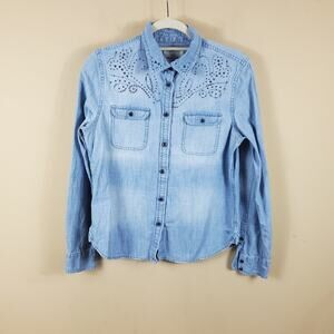 American Eagle Light Wash Denim Button-up Shirt with Studs Size M